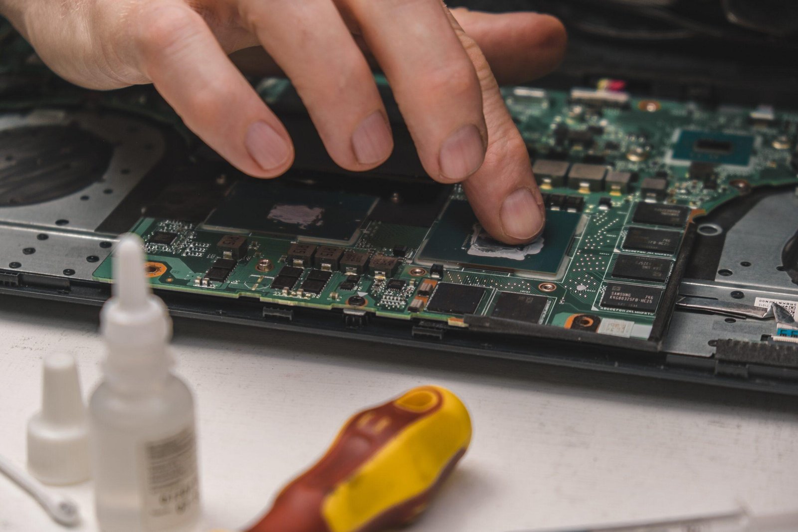 cleaning-and-replacing-the-old-thermal-paste-with-2026-01-08-00-34-38-utc repair laptop