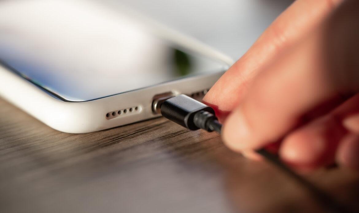 Magnetic cable for charging smartphone