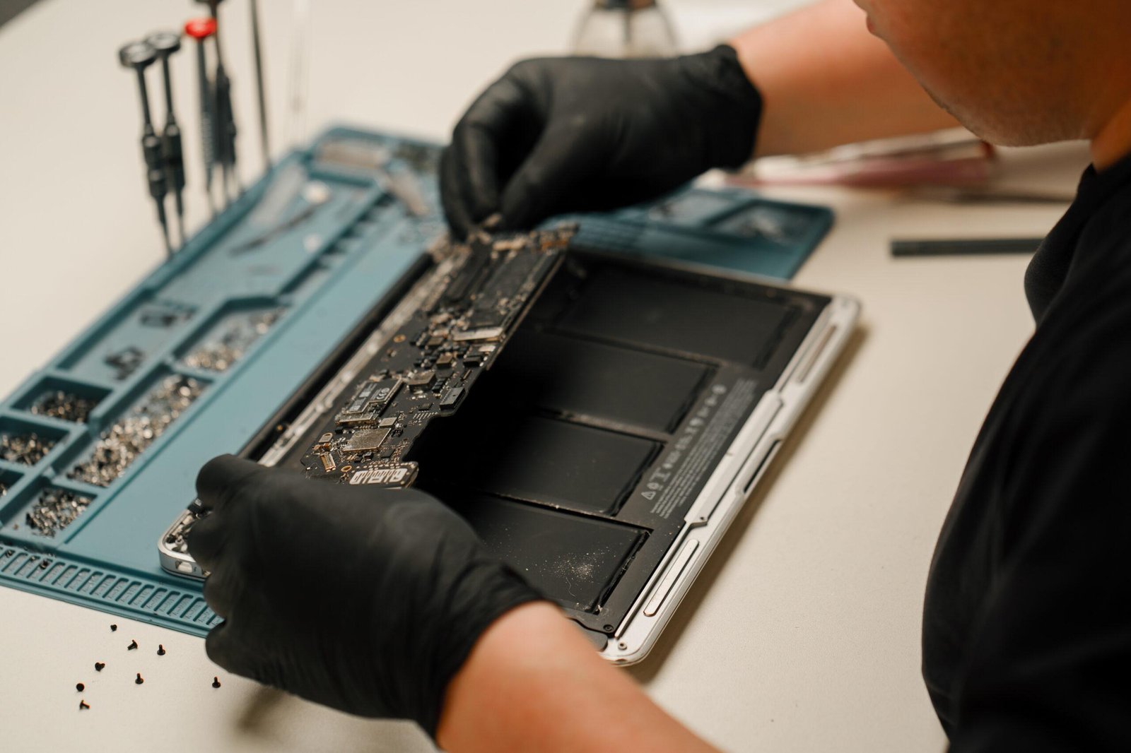 repairs or replaces new parts of broken and damaged laptop